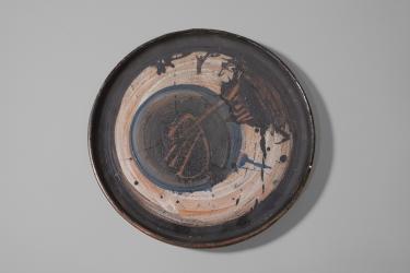 Emilio Scanavino, Piatto | Plate, 1963, terracotta policroma graffita | polychrome terracotta with sgraffito decoration, ø 25 cm. Photo credit Bruno Bani.