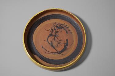 Emilio Scanavino, Piatto | Plate, 1963, terracotta policroma graffita | polychrome terracotta with sgraffito decoration, ø 26 cm. Photo credit Bruno Bani.