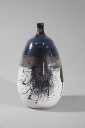 Emilio Scanavino, Vaso | Vase, 1964, maiolica policroma grafita a gran fuoco | polychrome majolica with sgraffito decoration fired at high temperature, 21 x ø 17 cm. Photo credit Bruno Bani.